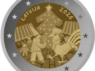 Pièce de 2 euros commémorative Lettonie 2026 représentant un marché de Noël avec un sapin, des chalets et un coq couronné